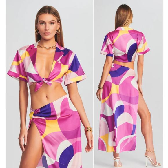 Retroféte Siena Satin Short Sleeve Tie Front Crop Top Pink Geo Women's Size XS - Picture 1 of 5